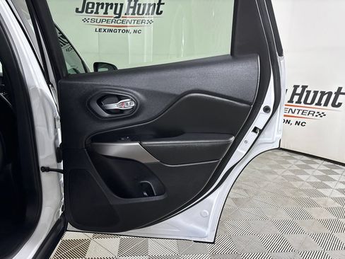 Used 2019 Jeep Cherokee Limited FWD image 25