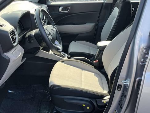 Used 2025 Hyundai Venue SEL FWD image 3