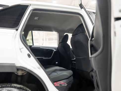 Used 2020 Toyota RAV4 LE image 19