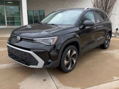 Used 2025 Volkswagen Taos SE AWD/4WD image 1