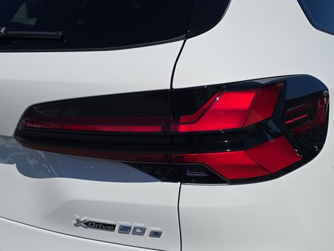 New 2026 BMW X5 xDrive50e w/ Executive Package image 8