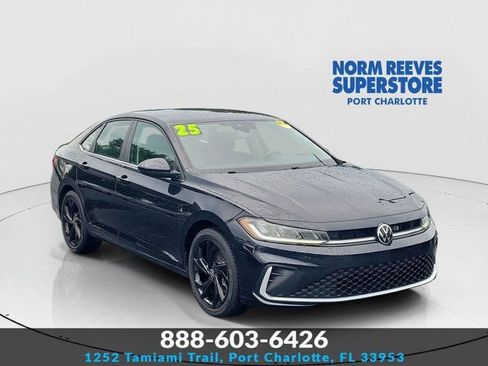 Used 2025 Volkswagen Jetta SE FWD image 1