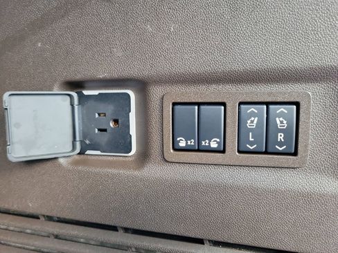 Used 2024 GMC Yukon XL Denali RWD image 17