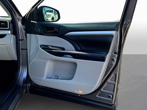 Used 2018 Toyota Highlander LE image 17