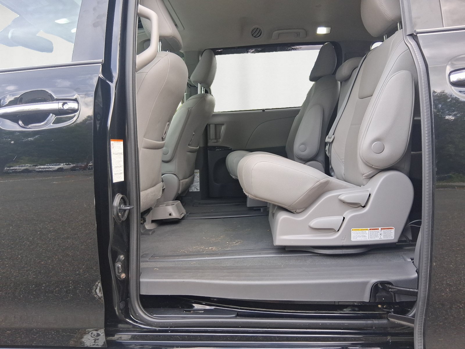 Used 2020 Toyota Sienna XLE w/ XLE Navigation Package FWD image 13