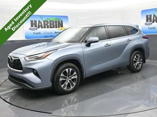 Used 2021 Toyota Highlander XLE AWD/4WD video 1