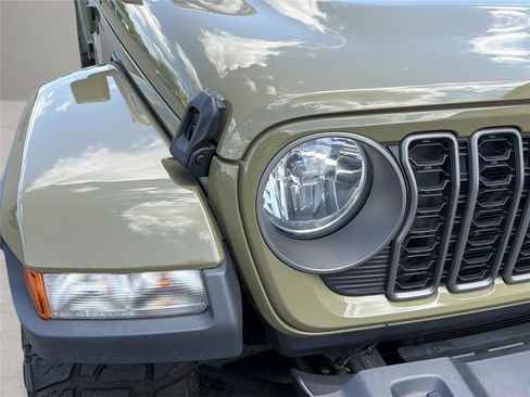 Used 2025 Jeep Gladiator Sport AWD/4WD image 26
