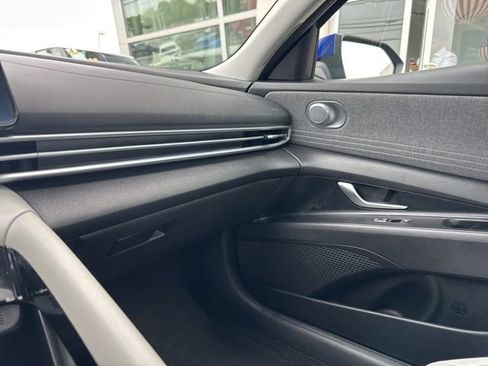 Used 2024 Hyundai Elantra Limited FWD image 19