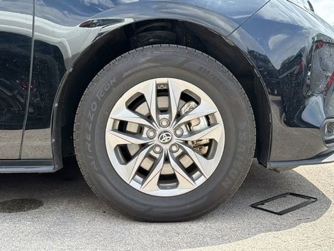 Used 2025 Toyota Sienna XLE image 3