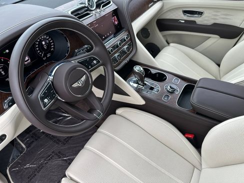 Used 2025 Bentley Bentayga image 13