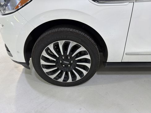 Used 2023 Lincoln Navigator L Reserve image 9