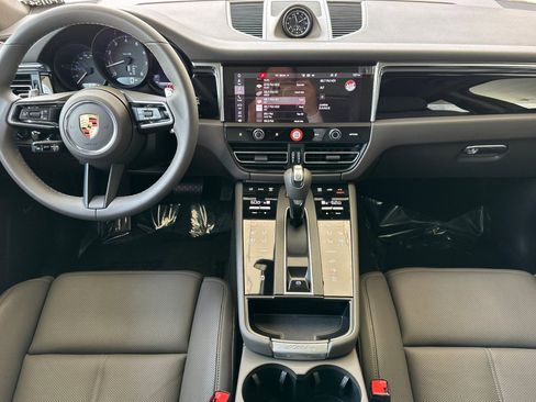 Certified 2026 Porsche Macan AWD/4WD image 6