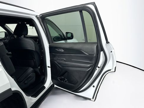 Used 2025 Jeep Grand Cherokee L Laredo image 30