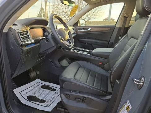 Used 2025 Volkswagen Atlas SEL image 2