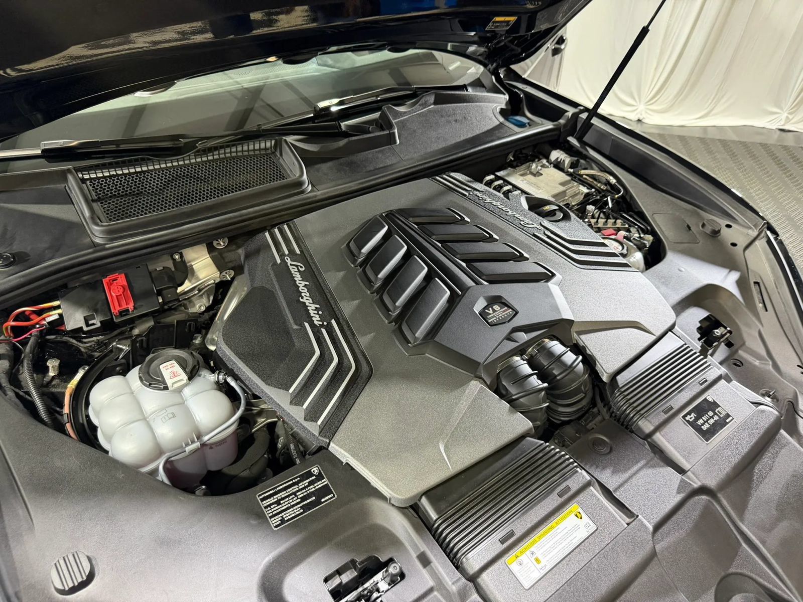Used 2025 Lamborghini Urus SE AWD/4WD image 34