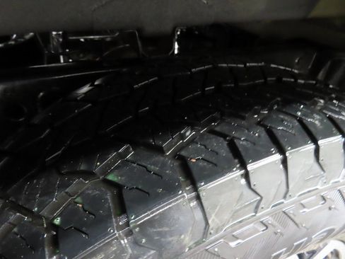 Used 2023 Nissan Frontier PRO-4X image 32