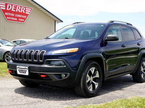 Used 2016 Jeep Cherokee Trailhawk image 2