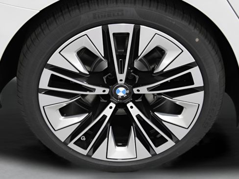 Certified 2025 BMW 530i xDrive w/ Premium Package image 8