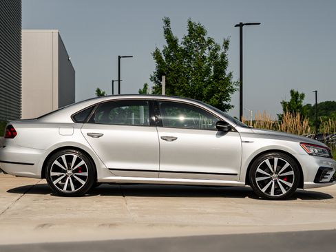 Used 2018 Volkswagen Passat GT FWD image 2