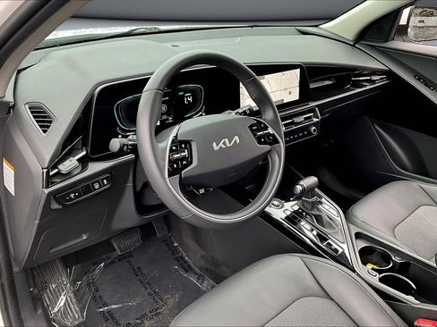 Used 2023 Kia Niro EX image 16