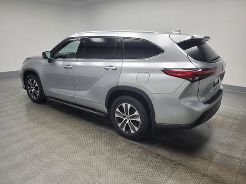 Used 2022 Toyota Highlander XLE image 3