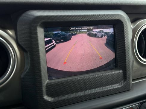 Used 2020 Jeep Wrangler Unlimited Sahara AWD/4WD image 18