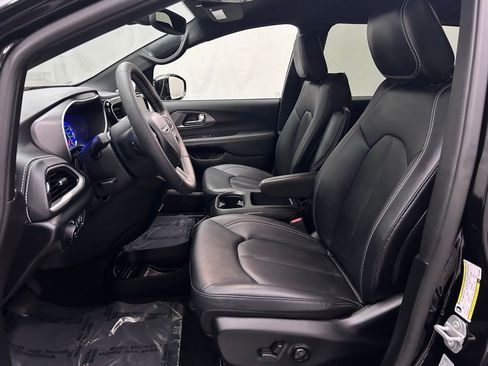 Used 2025 Chrysler Pacifica Select image 12