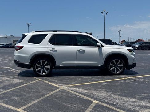 Certified 2025 Honda Pilot Touring image 3