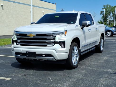 Used 2025 Chevrolet Silverado 1500 High Country AWD/4WD image 2