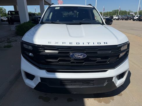 Used 2025 Ford Expedition Active image 3