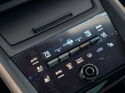 New 2025 Porsche Macan 4S Electric image 18