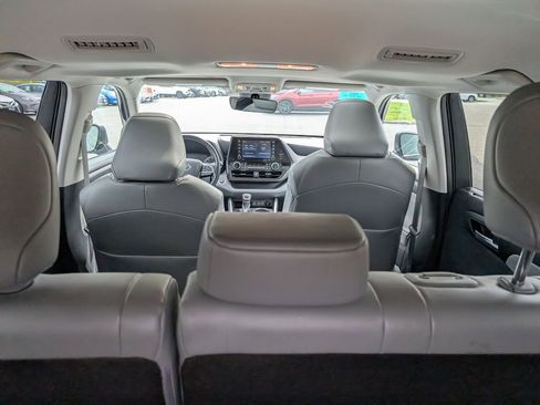 Used 2022 Toyota Highlander XLE AWD/4WD image 14