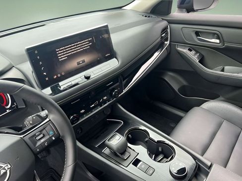 Used 2025 Nissan Rogue SL image 16