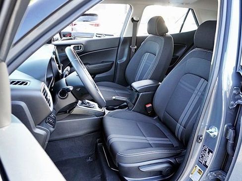 Certified 2025 Hyundai Venue SEL FWD image 15