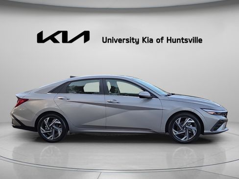 Used 2025 Hyundai Elantra SEL FWD image 9