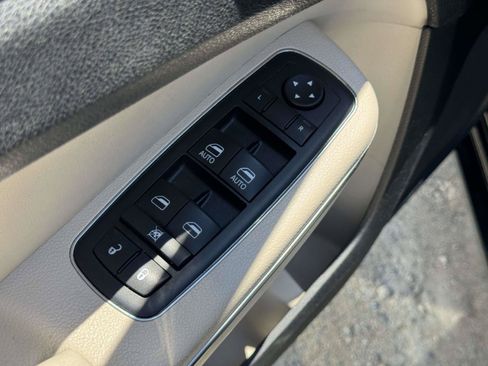 Used 2016 Chrysler 300 C AWD/4WD image 14