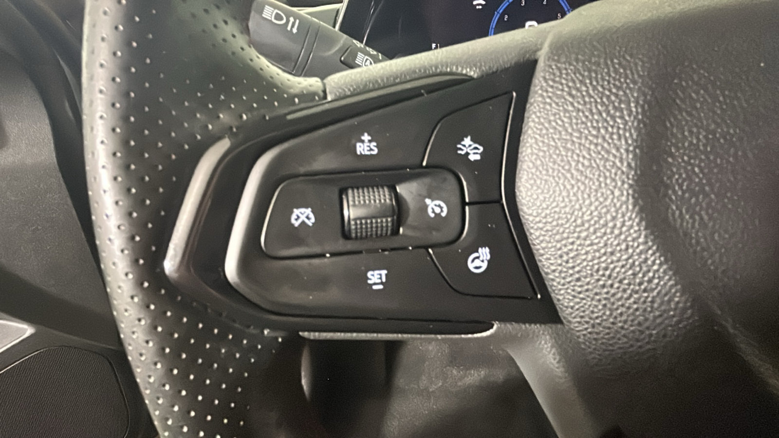 Used 2024 Chevrolet Trax RS w/ Sunroof Package FWD image 19