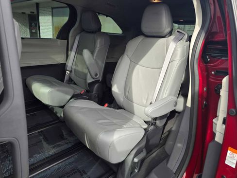 Used 2023 Toyota Sienna Limited image 19