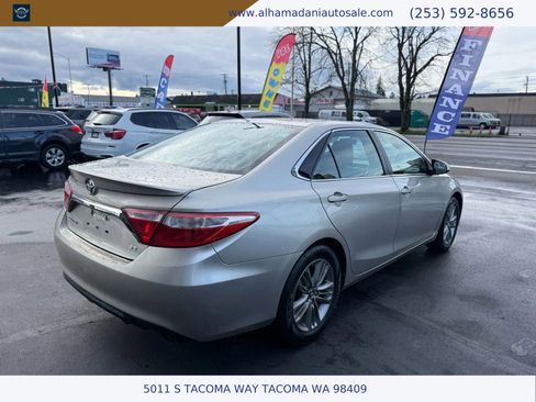 Used 2017 Toyota Camry SE image 3