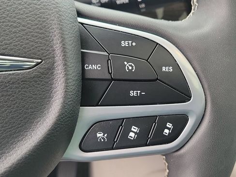 Used 2023 Chrysler Pacifica Limited FWD image 23