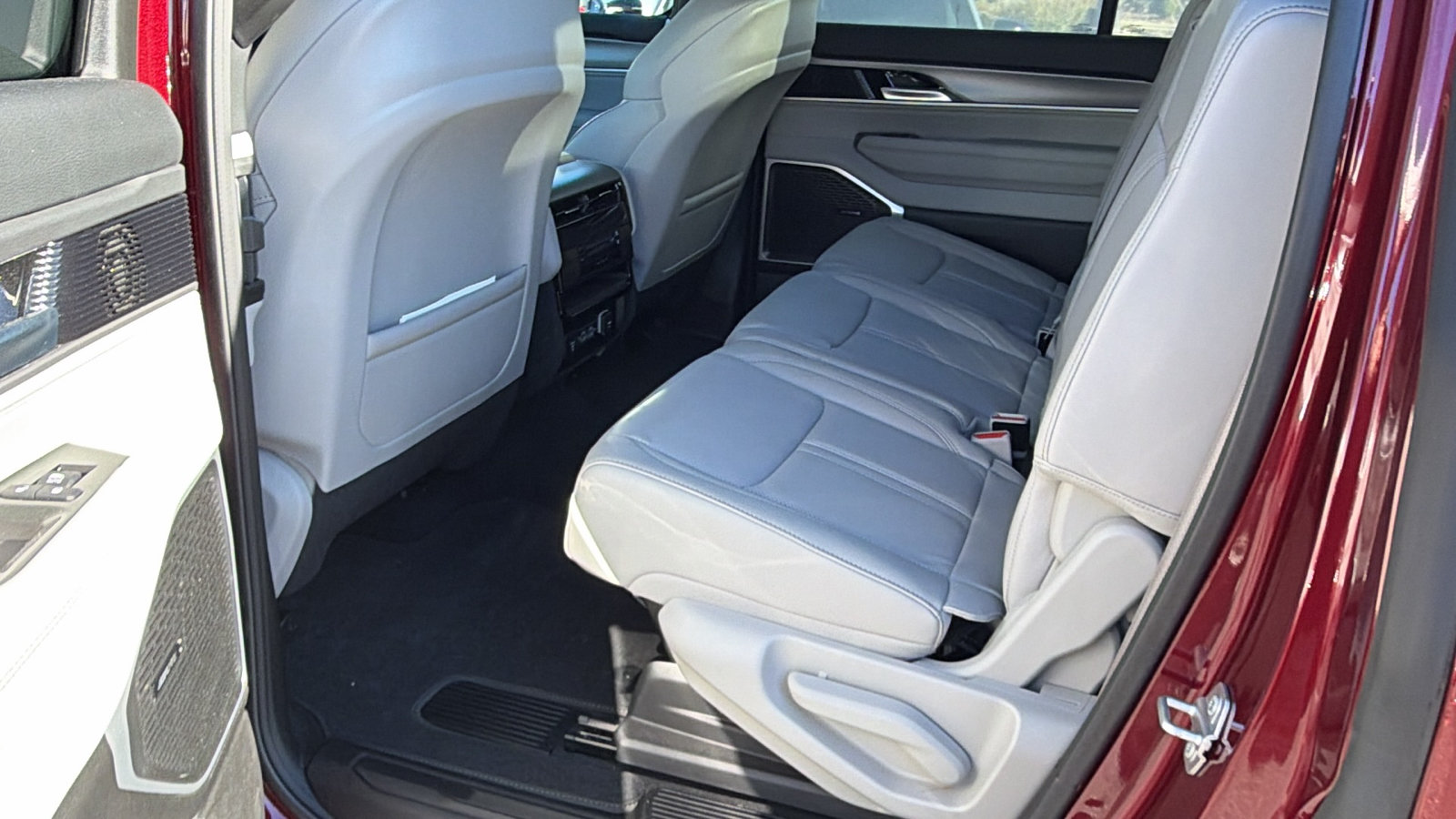 Used 2025 Jeep Wagoneer 4WD w/ Premium Group I image 25