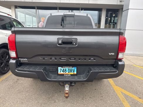 Used 2017 Toyota Tacoma TRD Sport image 6