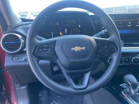 Used 2025 Chevrolet Trax LT image 28
