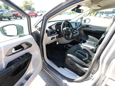 Used 2022 Chrysler Pacifica Touring-L FWD image 11