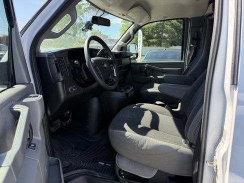 Used 2018 Chevrolet Express 2500 w/ Driver Convenience Package RWD image 10