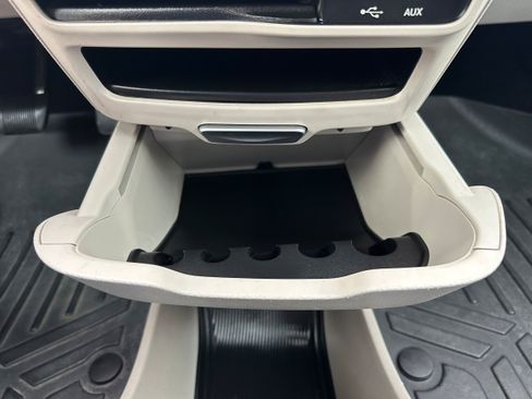 Used 2020 Chrysler Pacifica Touring-L FWD image 19