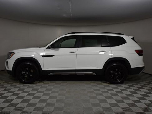 New 2025 Volkswagen Atlas Peak Edition SE image 4