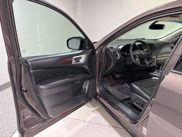 Used 2015 Nissan Pathfinder Platinum w/ Family Entertainment Package FWD image 13