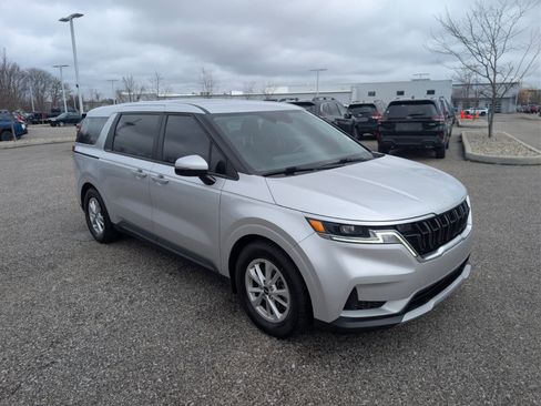 Used 2022 Kia Carnival LX image 8