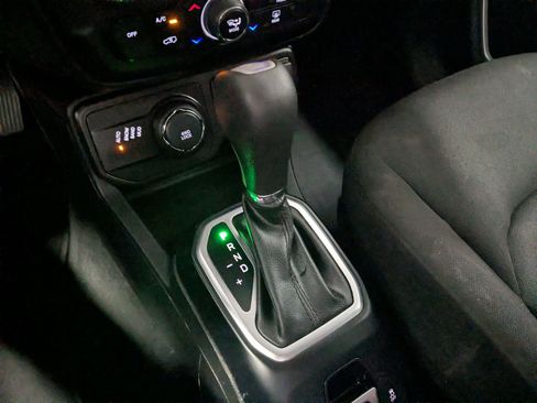 Used 2019 Jeep Renegade Latitude AWD/4WD image 18